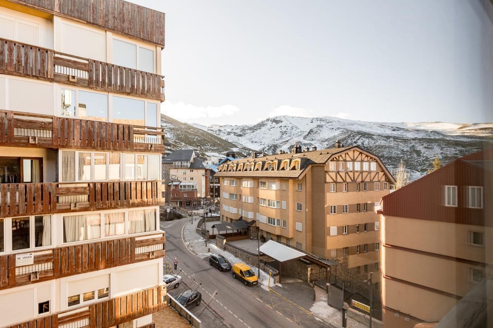 Property building, Nearby landmark, Day, Neighbourhood, City view, Mountain view, Street view