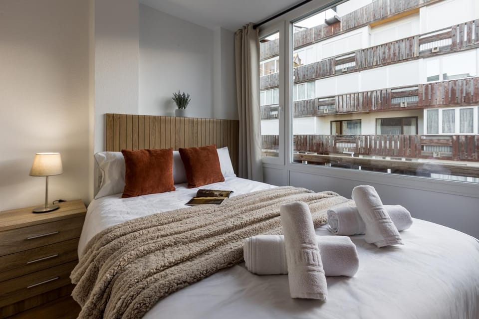 Bed, Photo of the whole room, Bedroom, towels