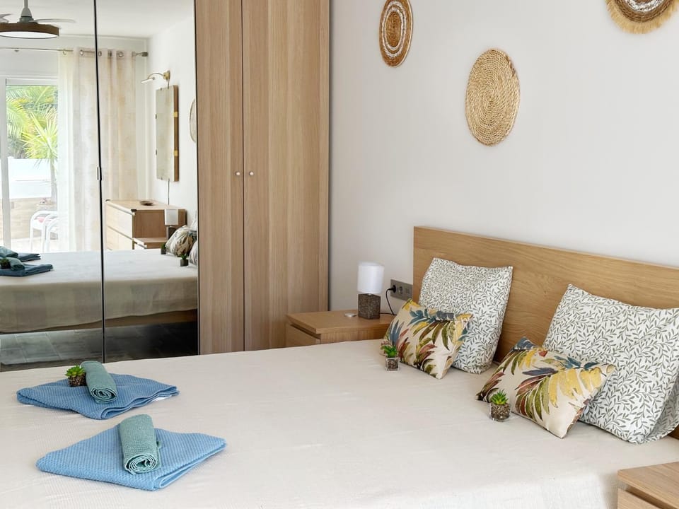 Photo of the whole room, Bedroom