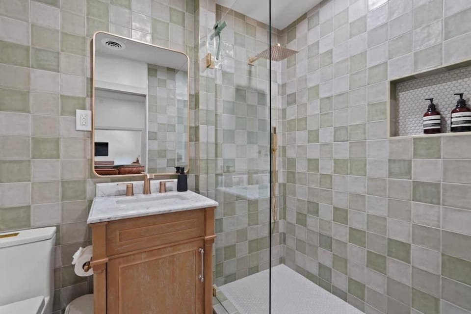 Stylish Coastal Studio Near Tybee & Downtown SAV Apartment in Wilmington Island