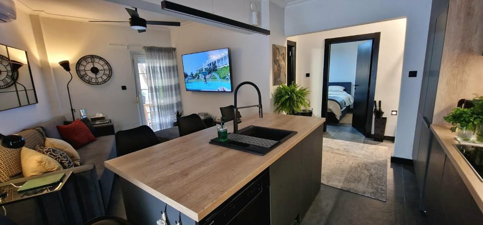 Stylish Olive Tree Garden Apartment in Ano Poli Apartment in Thessaloniki