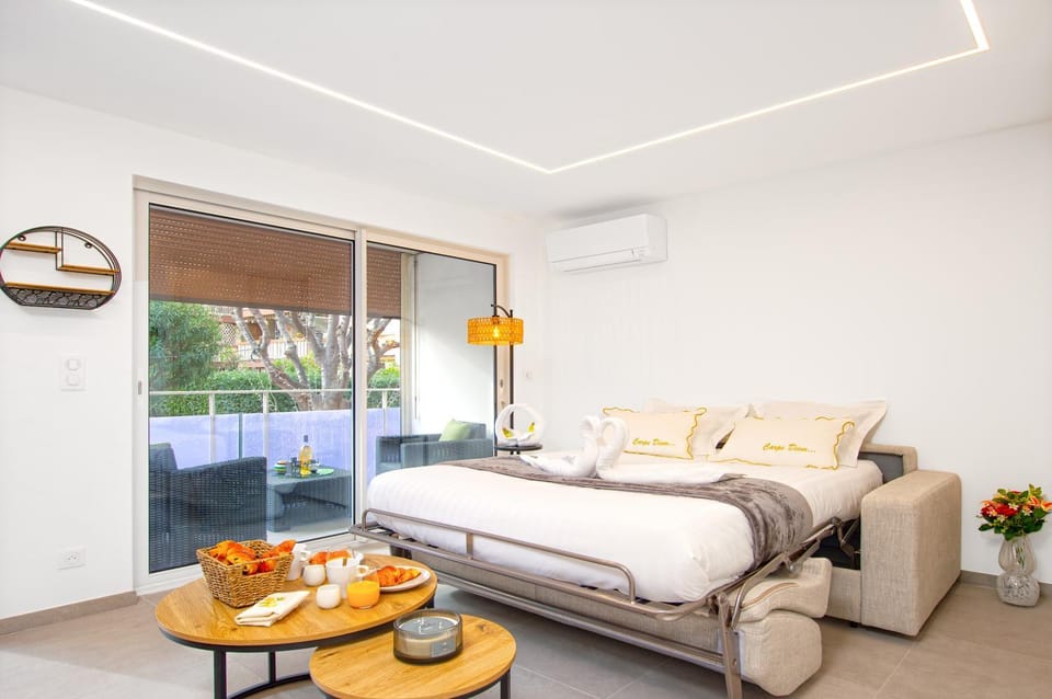Living room, Photo of the whole room, Seating area, towels