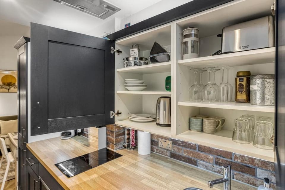 Battersea Rise Studio with Separate Sleeping Area, 1 Bathroom & Terrace - Sleeps 3 Apartment in London