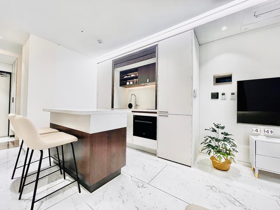 Kitchen or kitchenette, Living room, Dining area, Meals, kitchen
