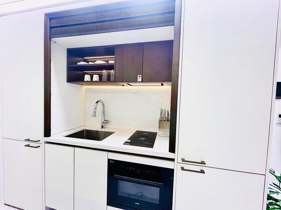 Kitchen or kitchenette, minibar, oven, stove, kitchen