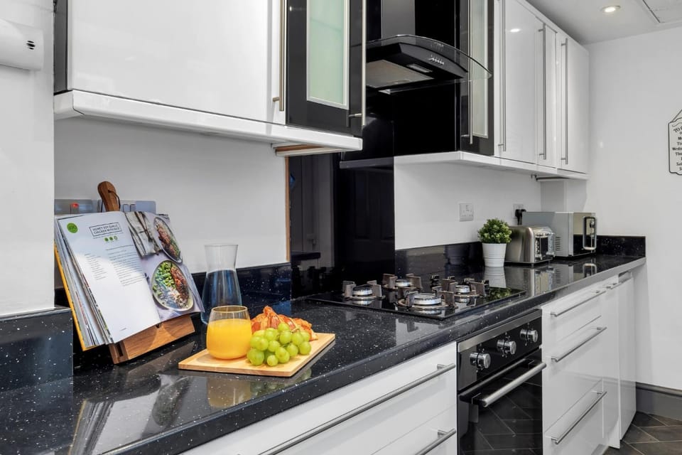 Cozy 2 Bedroom Chorlton House With Parking Apartment in Stoke-on-Trent