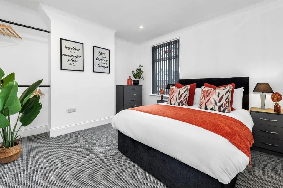Cozy 2 Bedroom Chorlton House With Parking Apartment in Stoke-on-Trent