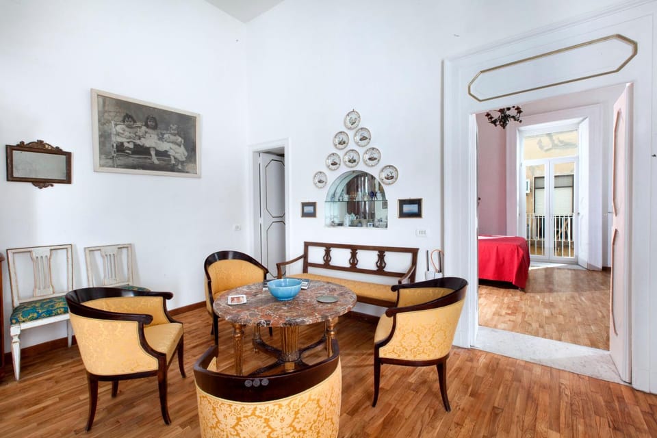 Living room, Seating area