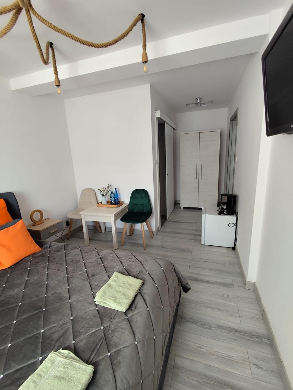 Bed, TV and multimedia, Photo of the whole room, Bedroom