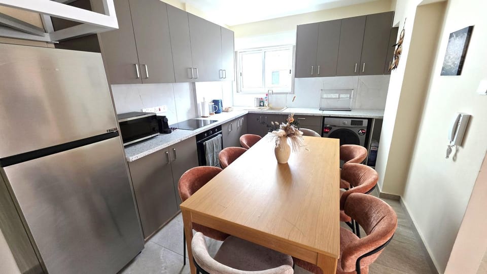 Kitchen or kitchenette, Dining area, stove