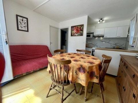 Kitchen or kitchenette, Living room, Seating area, Dining area, stove