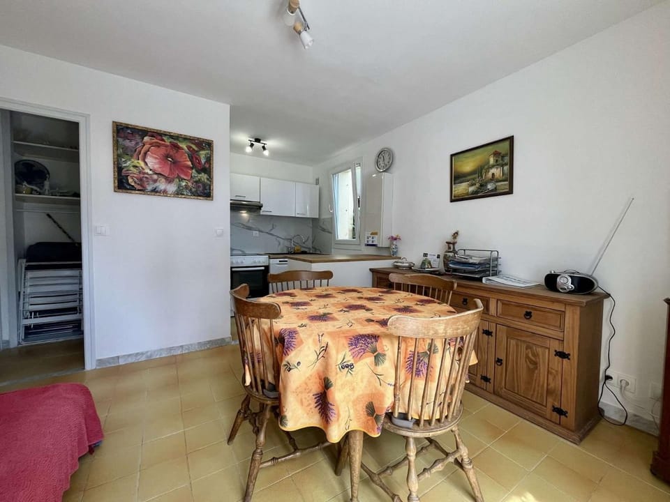 Kitchen or kitchenette, Living room, Seating area, Dining area, stove