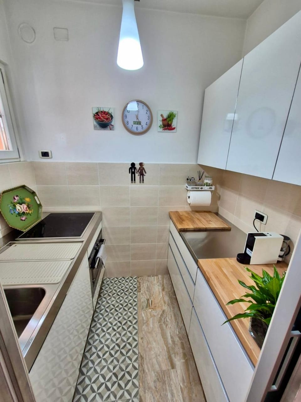 Kitchen or kitchenette, dishwasher, stove