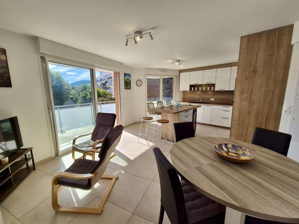 Kitchen or kitchenette, Living room, Seating area, Dining area
