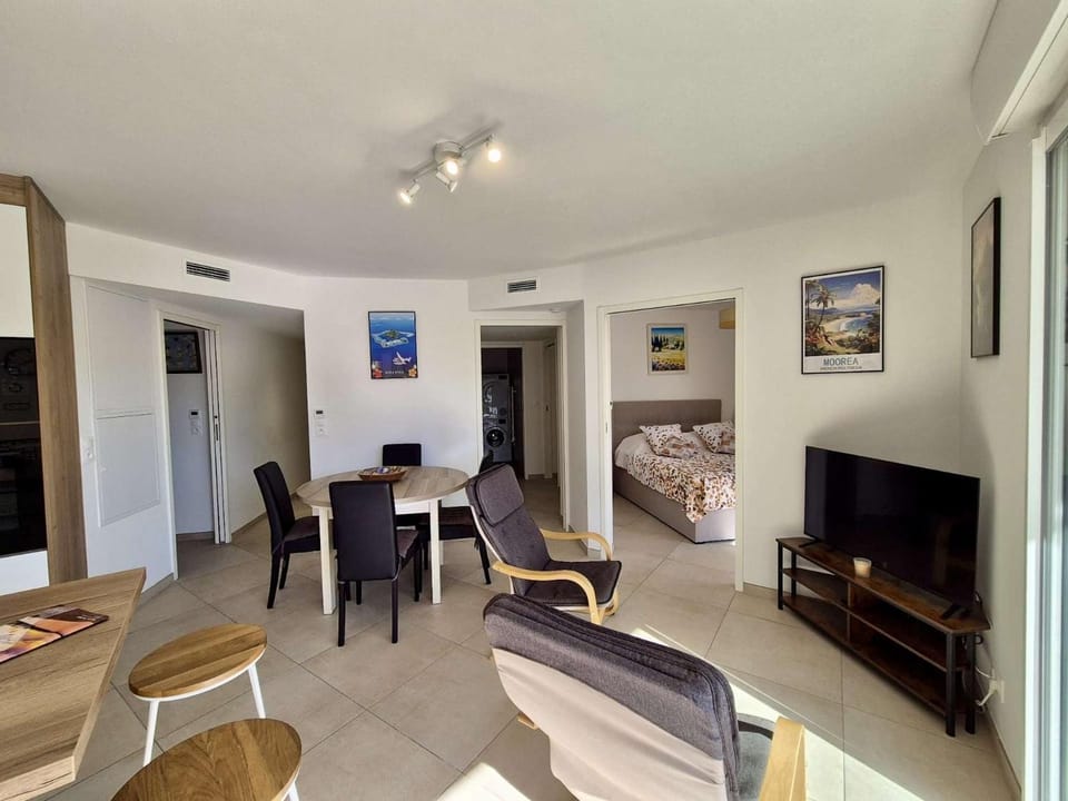 TV and multimedia, Living room, Seating area, Dining area