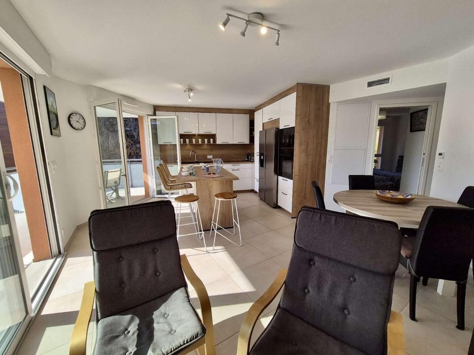 Kitchen or kitchenette, Living room, Seating area, Dining area