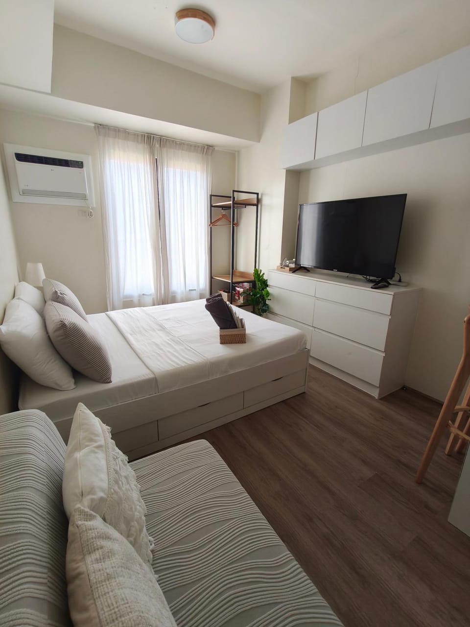 Bed, TV and multimedia, Living room, Evening entertainment, Bedroom, air conditioner