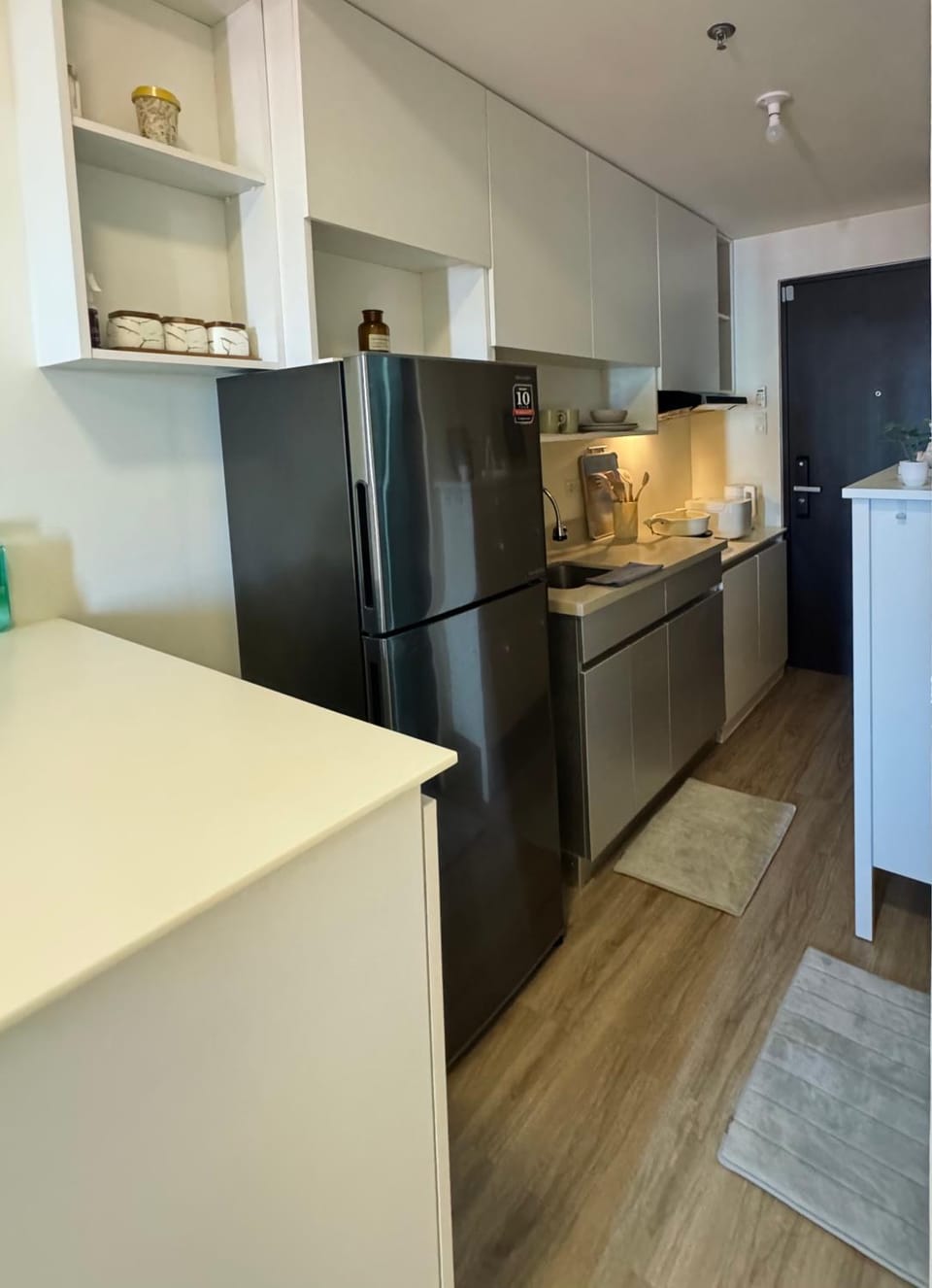 Kitchen or kitchenette, minibar