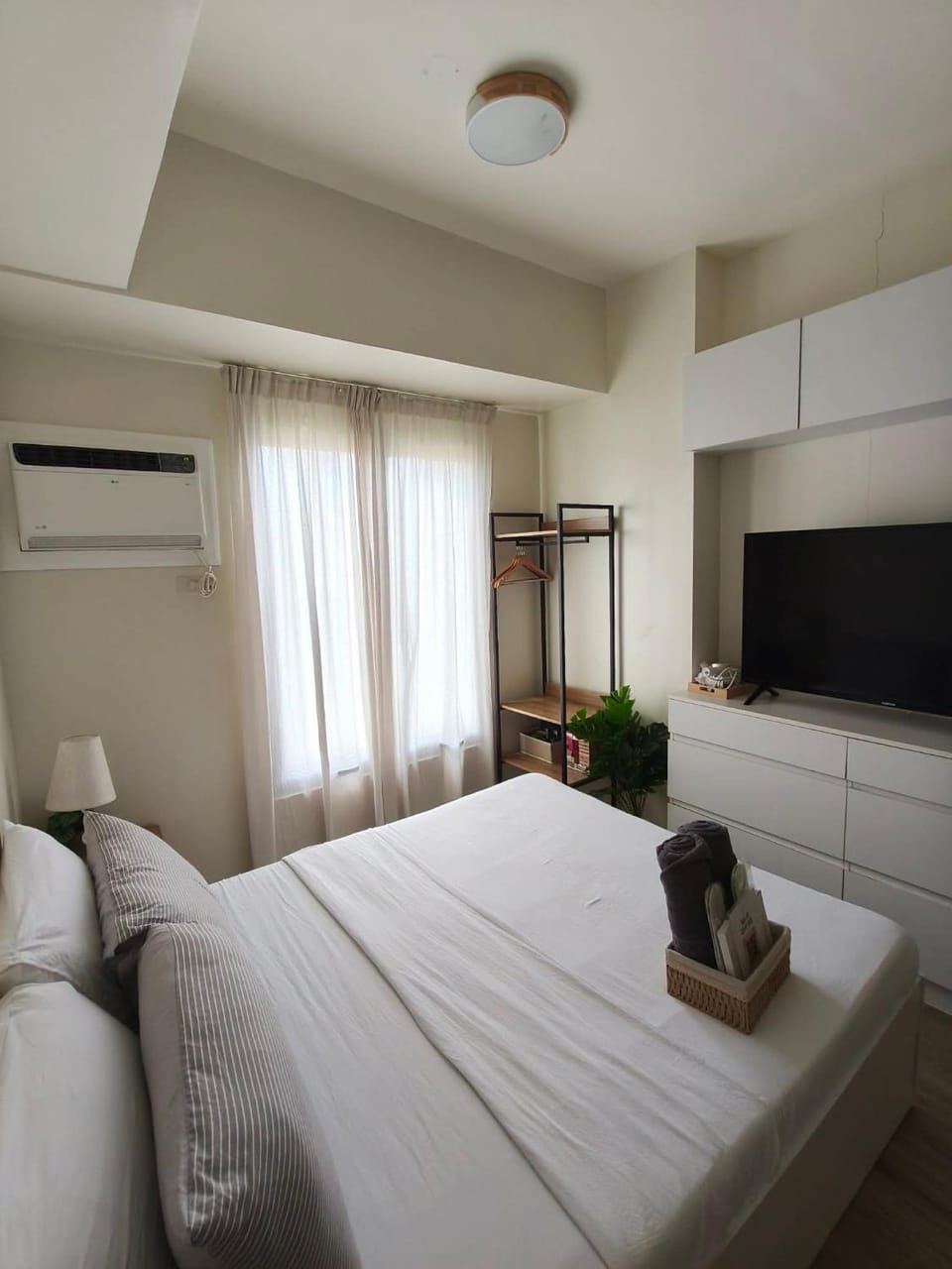 Bed, TV and multimedia, Bedroom