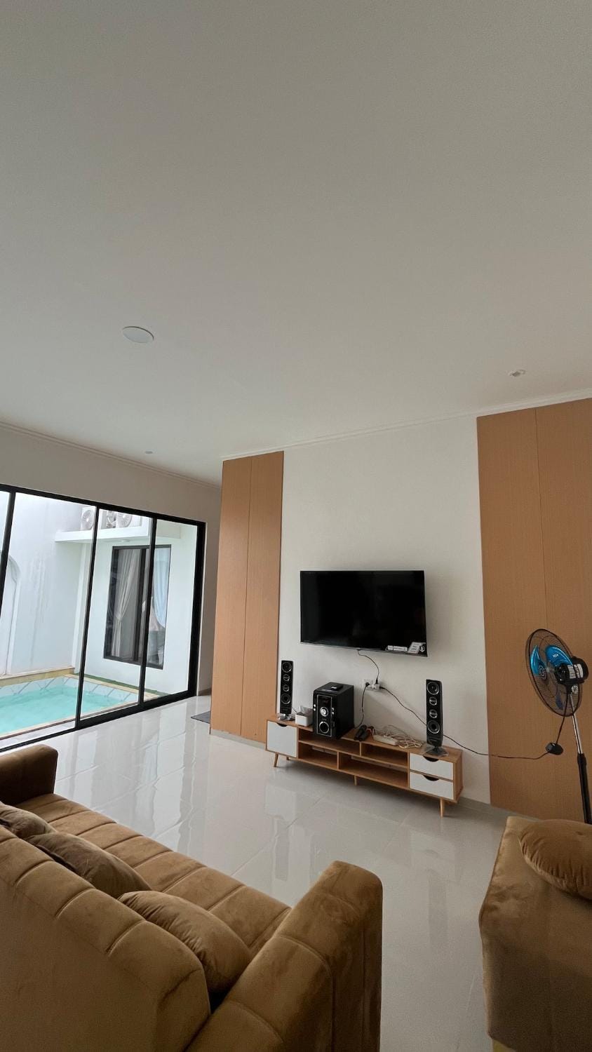 Villa Casa Gloria, 3 Rooms AC Private Pool Villa in Batu