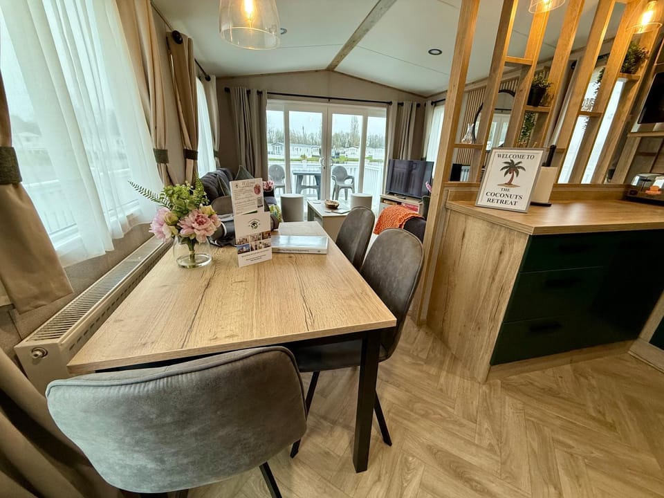 Coconuts Retreat Holiday Home House in Cotswold District