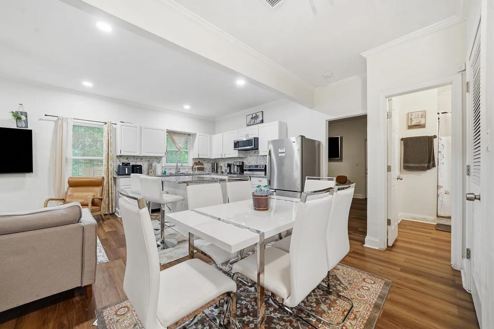 Kitchen or kitchenette, Living room, Seating area, Dining area