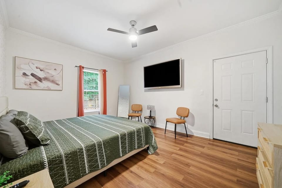 Bed, TV and multimedia, View (from property/room), Photo of the whole room, Seating area, Bedroom