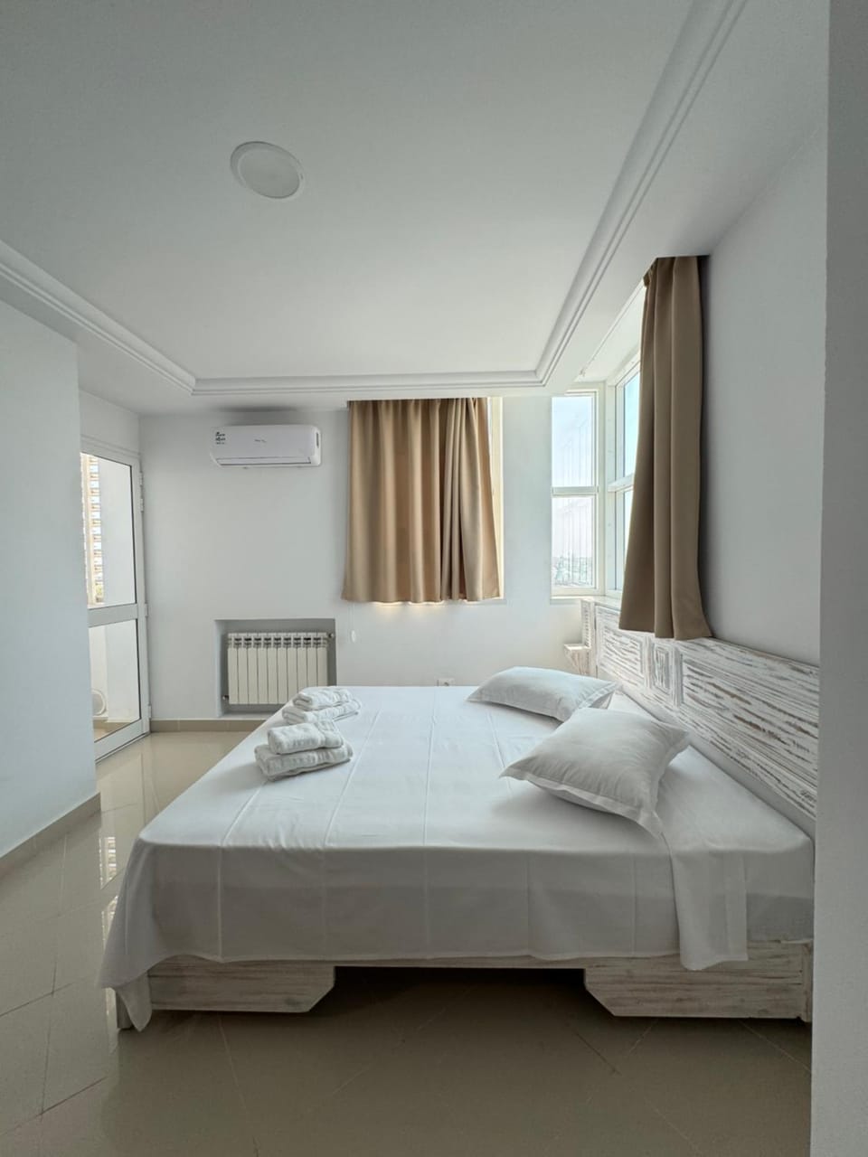 Bed, Photo of the whole room, Bedroom, internet, towels, air conditioner