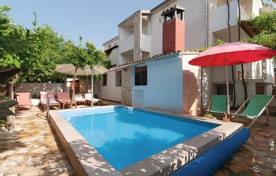 Pool view, Swimming pool, sunbed