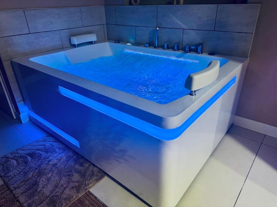 sauna spa king size bed & equipped kitchen Apartment in Hauts-de-France
