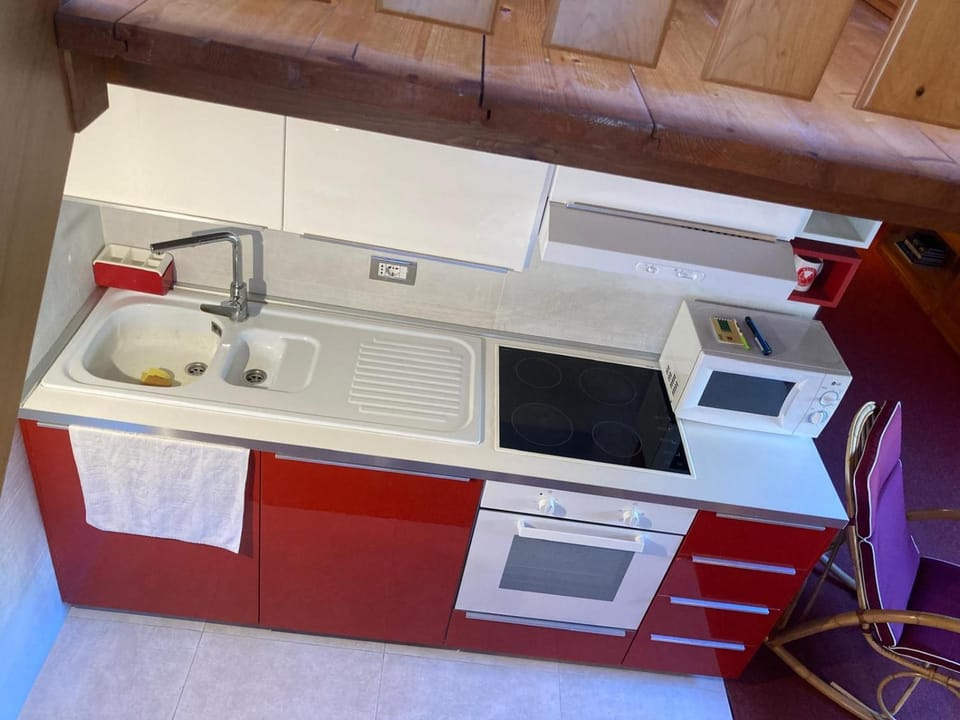Kitchen or kitchenette, microwave, oven, stove