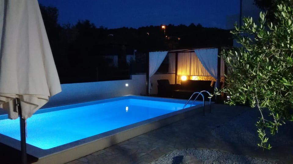 Swimming pool, Swimming pool