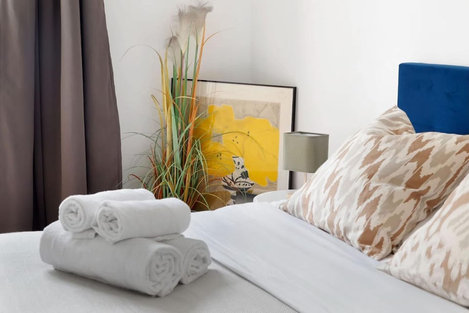 Bed, Photo of the whole room, Bedroom, towels