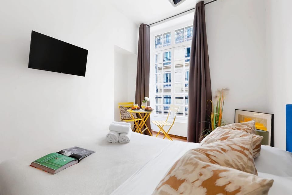 Bed, TV and multimedia, Photo of the whole room, Evening entertainment, Bedroom, towels