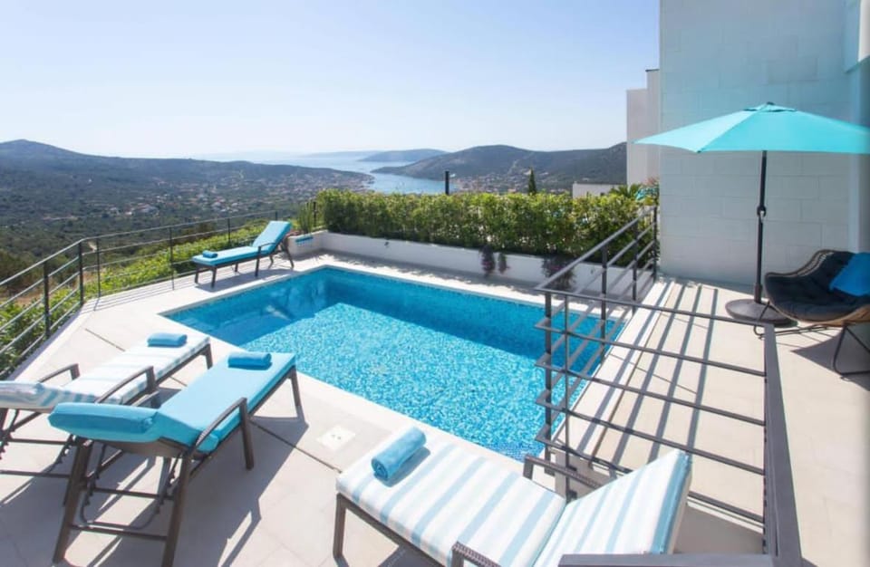 Day, View (from property/room), Balcony/Terrace, Pool view, Swimming pool, sunbed