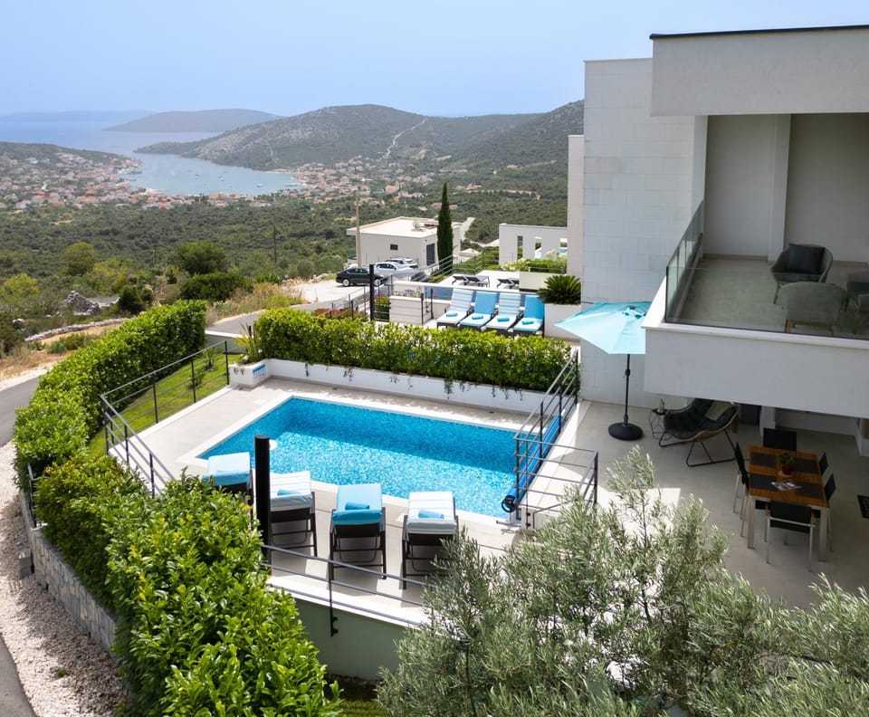 View (from property/room), Balcony/Terrace, Pool view, Sea view, Swimming pool, sunbed