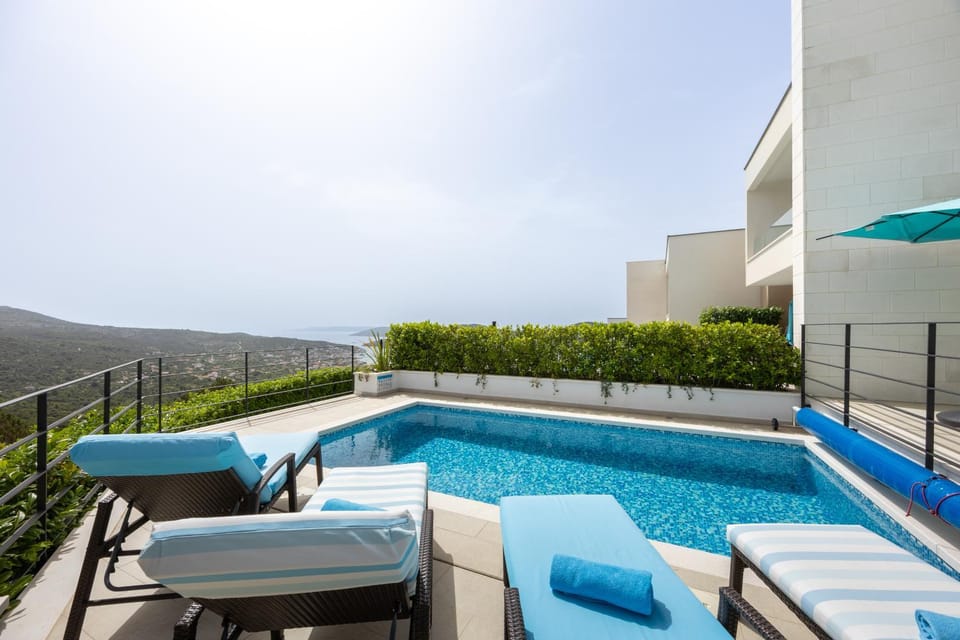 View (from property/room), Balcony/Terrace, Pool view, Swimming pool, sunbed