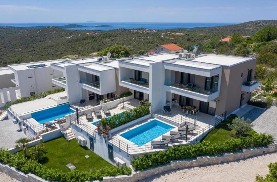 Property building, Natural landscape, Bird's eye view, Sea view, Swimming pool