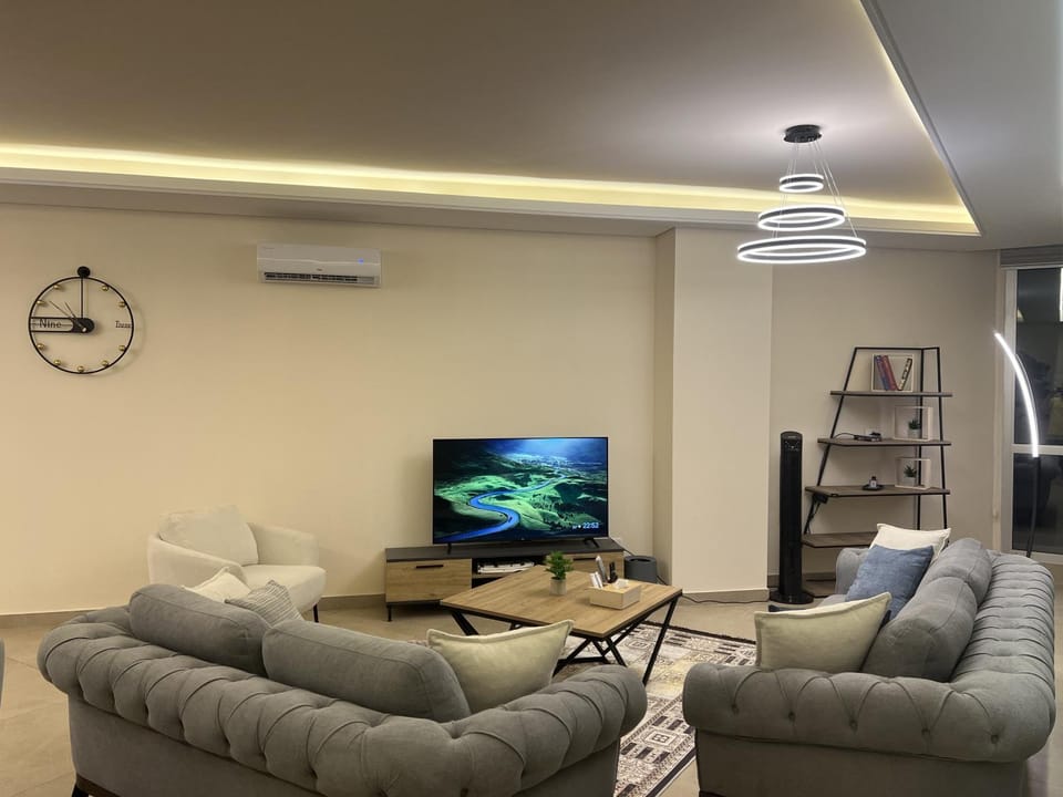 Communal lounge/ TV room, TV and multimedia, Living room, Seating area, Evening entertainment, air conditioner