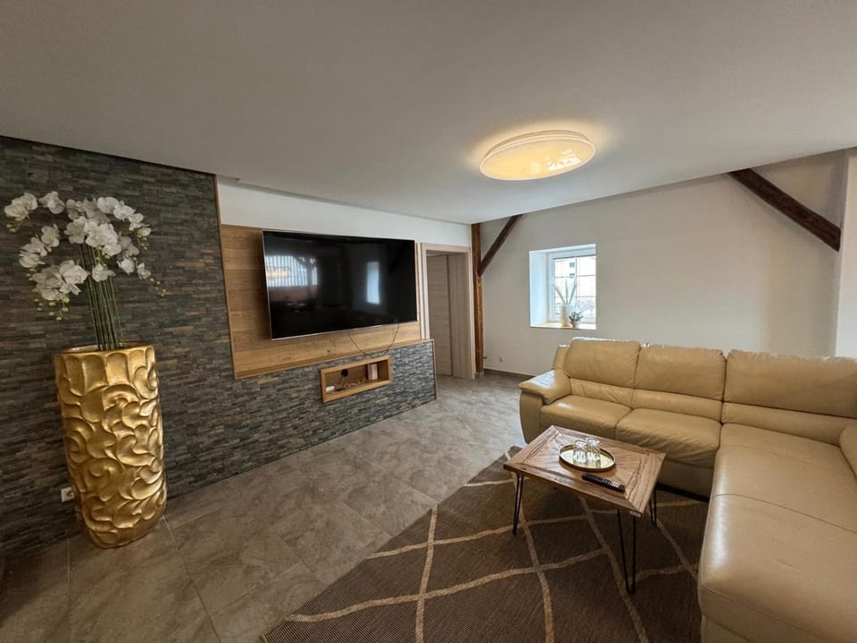 TV and multimedia, Living room, Evening entertainment