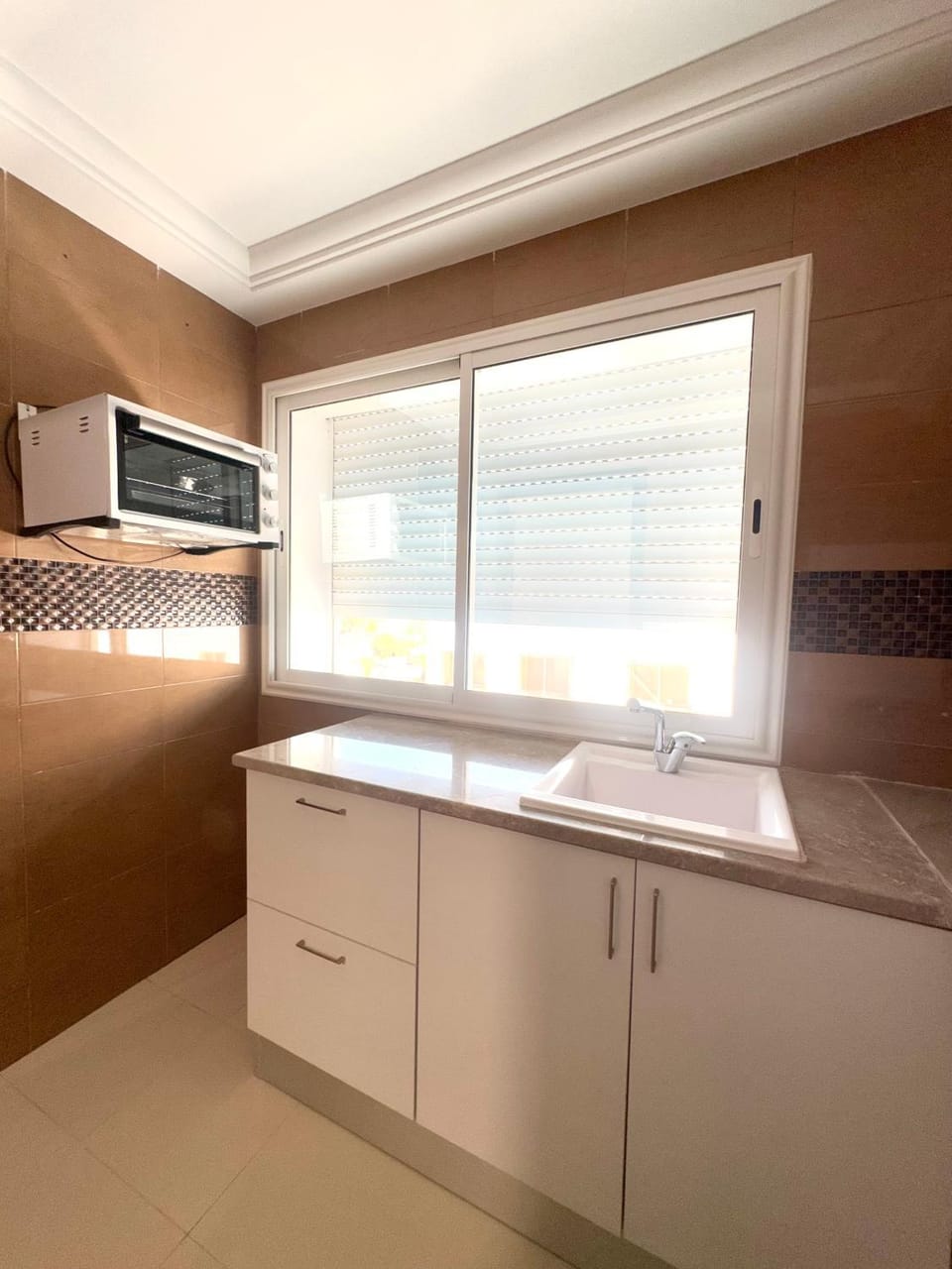 Kitchen or kitchenette, oven
