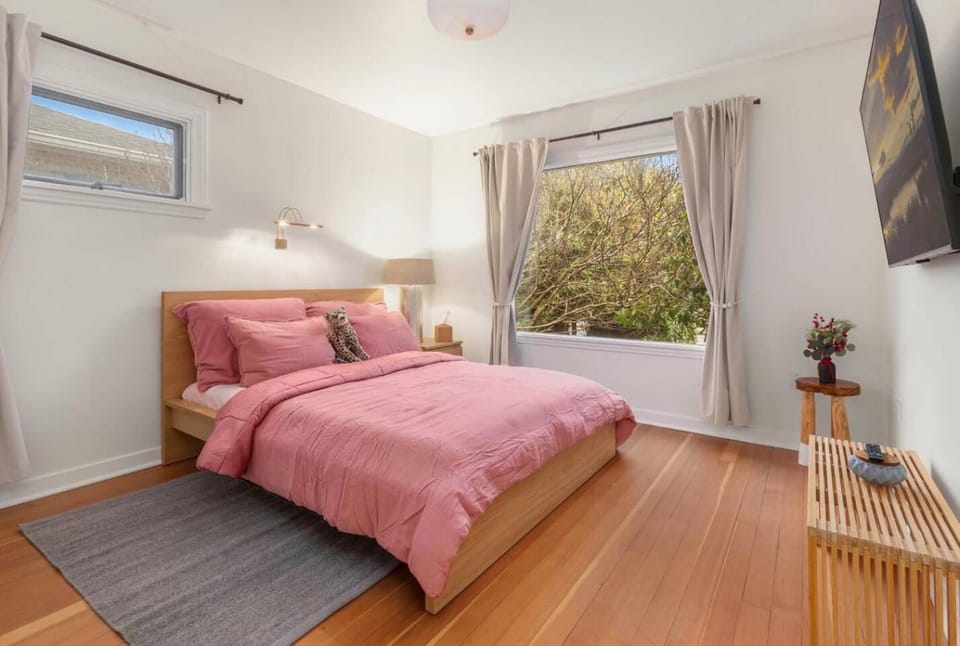 Alki Beach Bungalow • Walk to Beach & Dining House in Alki Beach