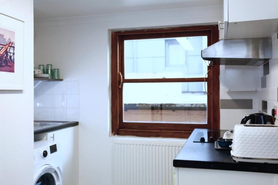Central Brighton 2-Bed Flat by Shops, Cafés, Beach Apartment in Brighton