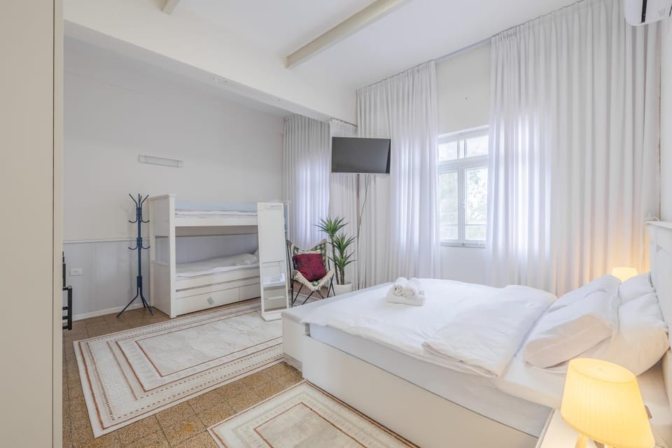 Bed, TV and multimedia, Photo of the whole room, Seating area, Bedroom, bunk bed, Family