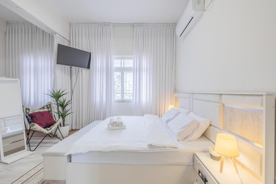 Bed, TV and multimedia, Photo of the whole room, Seating area, Bedroom, air conditioner