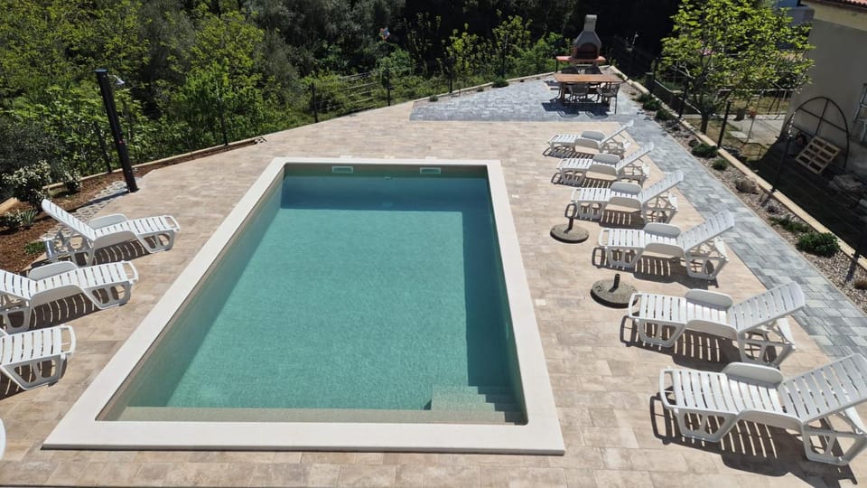 Patio, Swimming pool, sunbed