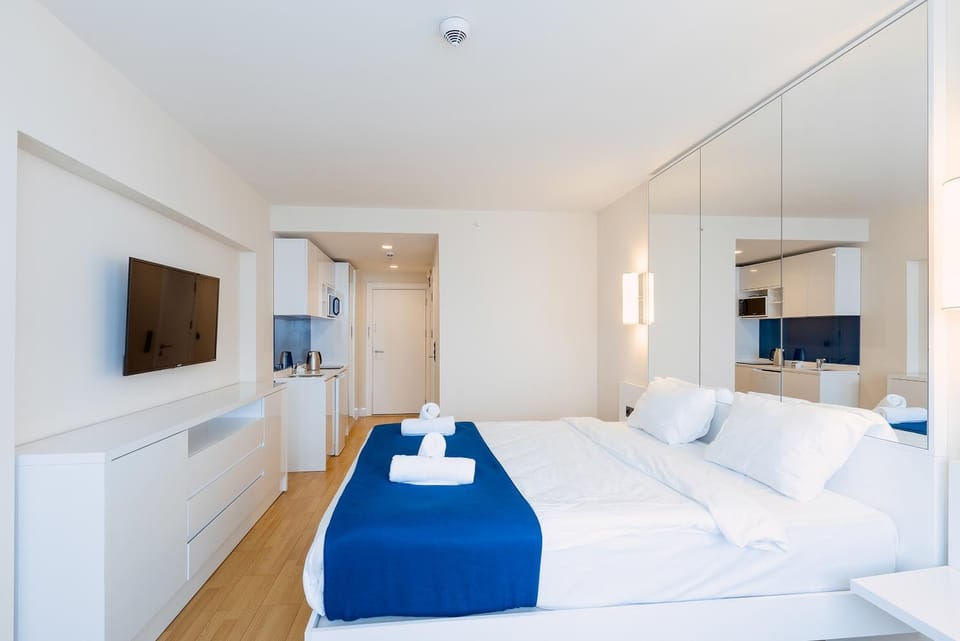 Communal lounge/ TV room, Bed, TV and multimedia, Photo of the whole room, towels