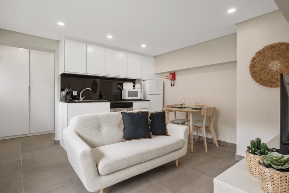 Kitchen or kitchenette, Living room, Seating area, Dining area