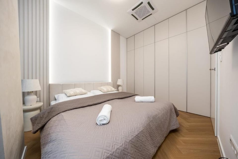 Bed, Photo of the whole room, Bedroom, towels, wardrobe, air conditioner