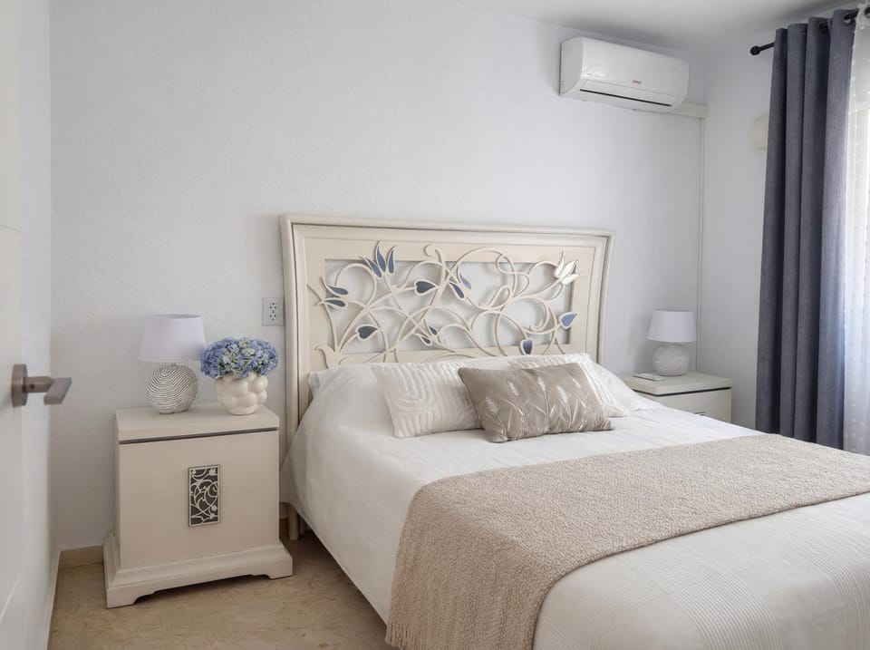 Bed, Photo of the whole room, Bedroom, air conditioner